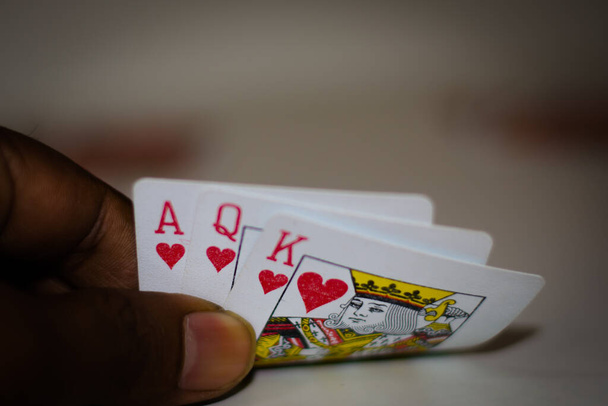 Jogando cartas para crianças e adultos
 - Foto, Imagem