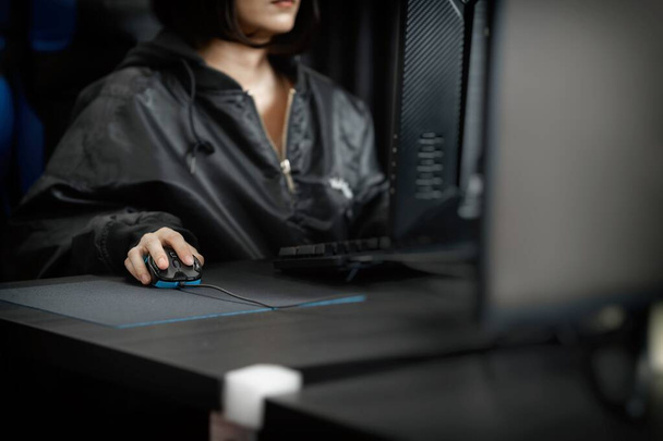 Egy nő számítógépes játékot játszik.. - Fotó, kép