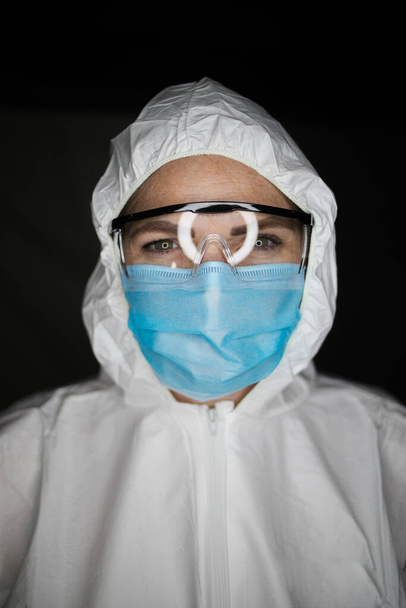 Close up portrait image of a health worker wearing protective clothing and masks working with Vaccines for dangerous viruses - Foto, Imagem