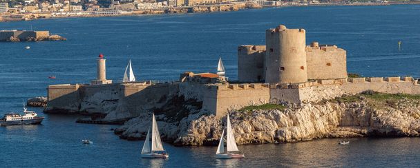 Chateau d 'If saarella Marseillen kaupungin edessä panoraama laukaus
 - Valokuva, kuva