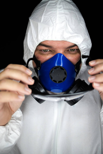 Tehlikeli virüsler için aşılarla çalışan koruyucu giysiler ve maskeler giyen bir sağlık çalışanının portre resmini kapatın. - Fotoğraf, Görsel