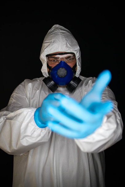 Imagen de primer plano de un trabajador de la salud que usa ropa protectora y máscaras que trabajan con Vacunas para virus peligrosos
 - Foto, Imagen