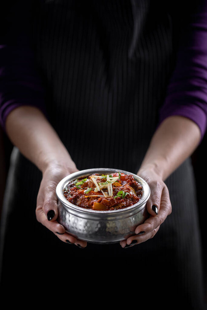 Indiase keuken schotel in handen gehouden - Foto, afbeelding