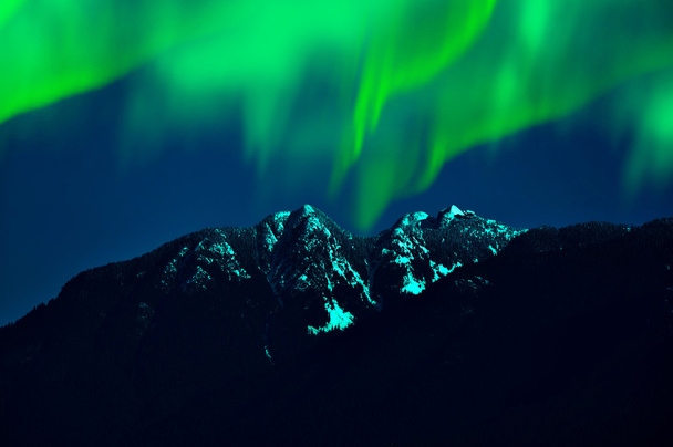 Luces boreales sobre nieve montaña pico
 - Foto, imagen