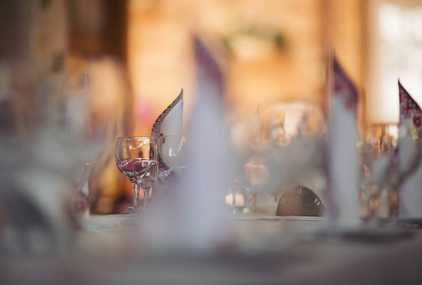 Elegante mesa de jantar no restaurante ou hotel com copos de vinho - Foto, Imagem