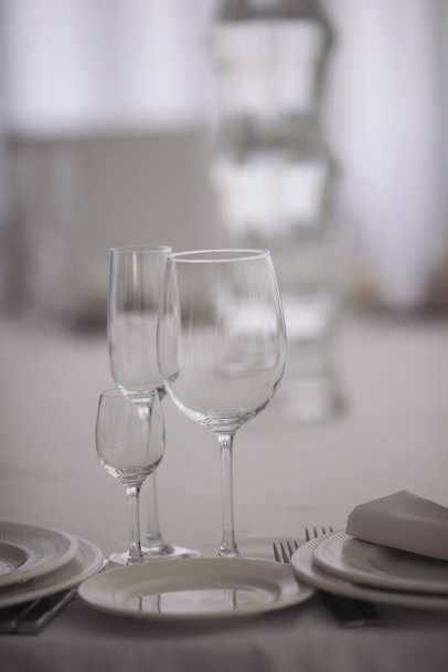 Элегантный обеденный стол в ресторане или отеле с бокалами для вина - Фото, изображение