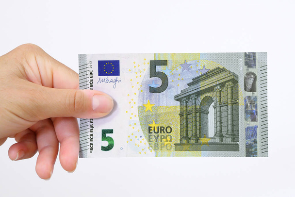 Avrupa para birimi banknotunu tutan el. - Fotoğraf, Görsel