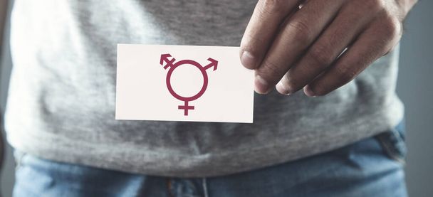 Uomo in possesso di carta con un simbolo transgender
. - Foto, immagini