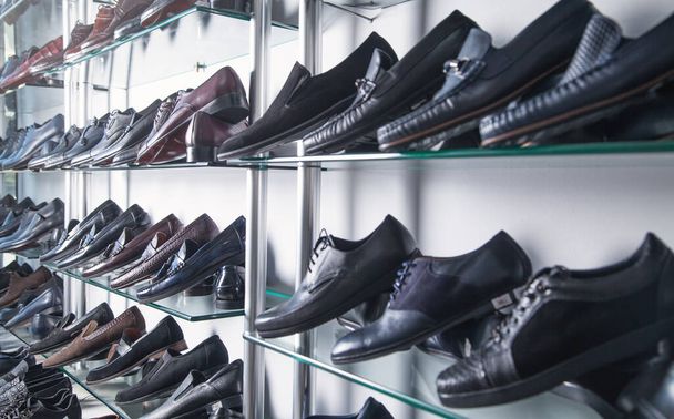 Elegante lederen mannelijke schoenen in de winkel. - Foto, afbeelding