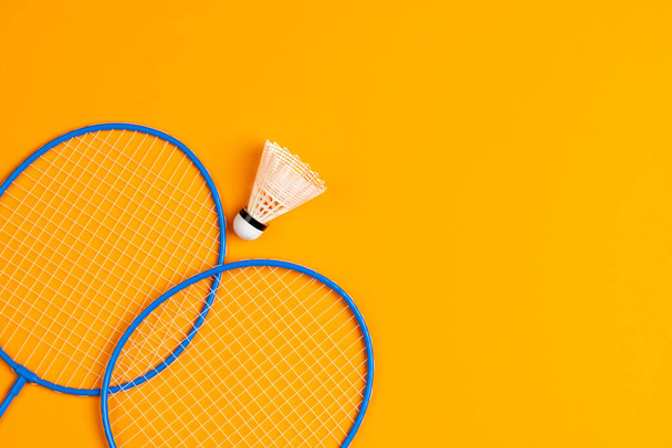 Badminton equipment. Rackets and shuttlecock, top view - Fotografie, Obrázek