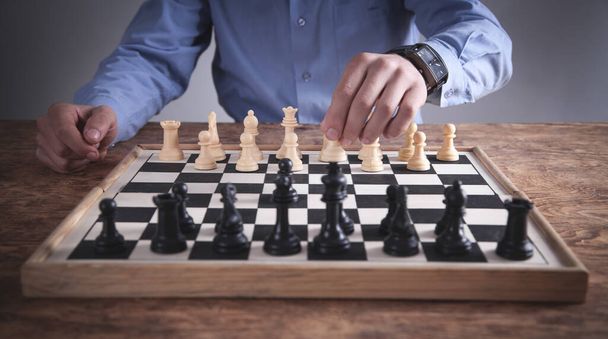 Muž hrající šachy. Koncept strategie hospodářské soutěže - Fotografie, Obrázek