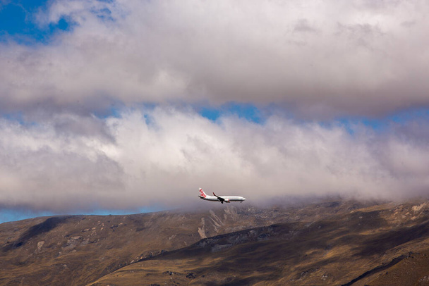 Avión vuela sobre las montañas cerca de Queenstown, Nueva Zelanda
 - Foto, Imagen