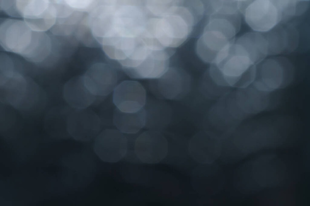 Темно-сріблястий і білий блискучий вінтажний фон вогнів. дефокусований
 - Фото, зображення