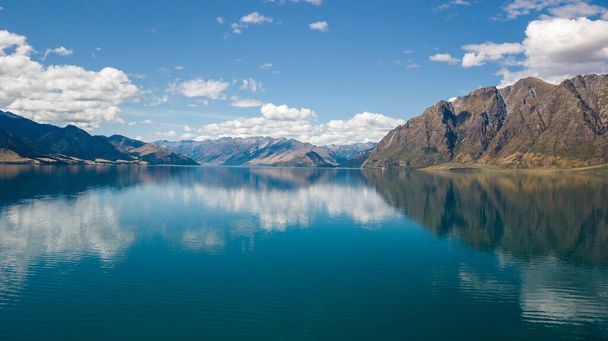 Reflectie van het meer Hawea in Zuid-eiland, Nieuw-Zeeland - Foto, afbeelding