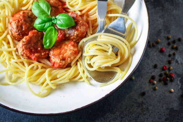 těstoviny špagety masové kuličky a rajčatová omáčka Menu koncept zdravého stravování. jídlo pozadí horní pohled kopírovat prostor pro text - Fotografie, Obrázek