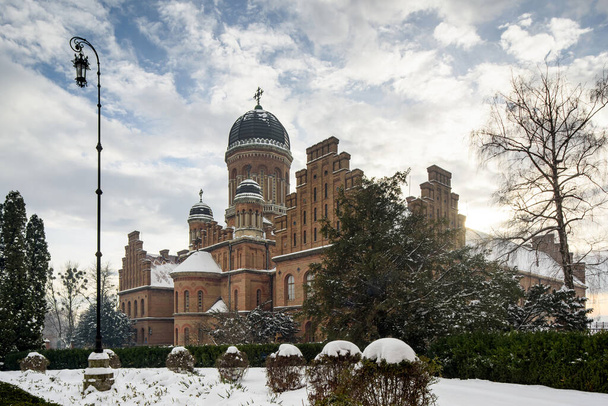 Die Nationale Universität Czernowitz im Winter. Reiseziele in der Ukraine - Foto, Bild