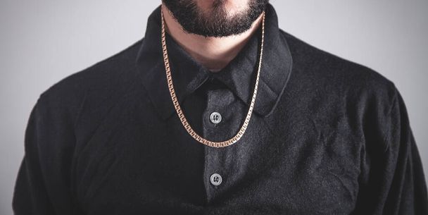 Un hombre con un collar caro. Accesorios de moda y joyas
 - Foto, imagen