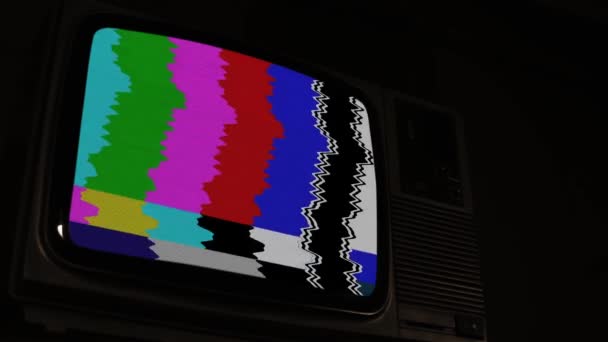 Régi retro TV színes rácsokkal.  - Felvétel, videó