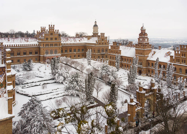 Panorama der Nationalen Universität Tschernowitz aus der Luft im Winter. Reiseziele in der Ukraine. - Foto, Bild