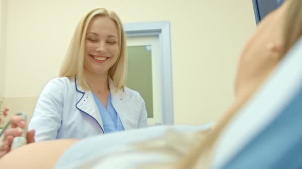 Médico usa equipamentos de ultra-som ao verificar a mulher grávida
. - Filmagem, Vídeo