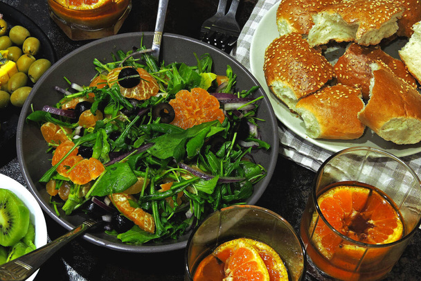Színes, egészséges ételek lapos stílusban. Beszívva. Egészséges ételek és italok az asztalon. Zöld saláta mandarin naranccsal. Finom élelmiszerek. - Fotó, kép