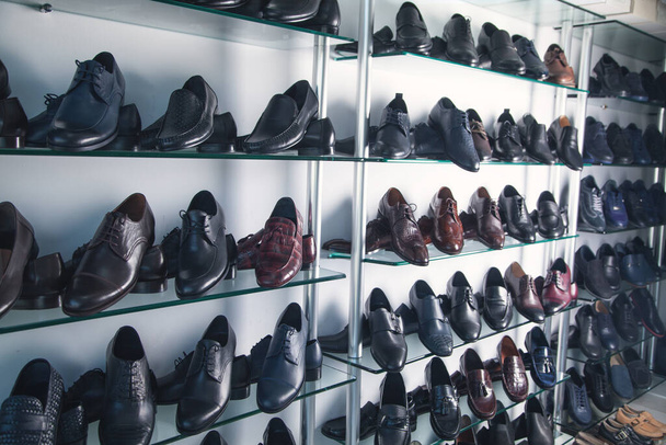 Eleganckie skórzane męskie buty w sklepie. - Zdjęcie, obraz