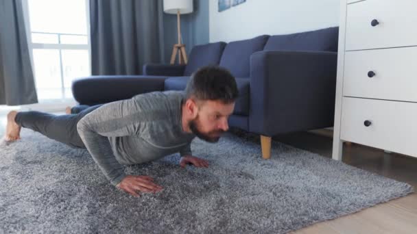 Blanke man doet push-ups thuis tijdens quarantaine als gevolg van COVID-19 - Video