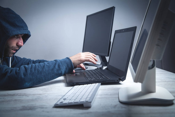  Un pirate vole des informations de l'ordinateur de bureau. piratage, criminel - Photo, image