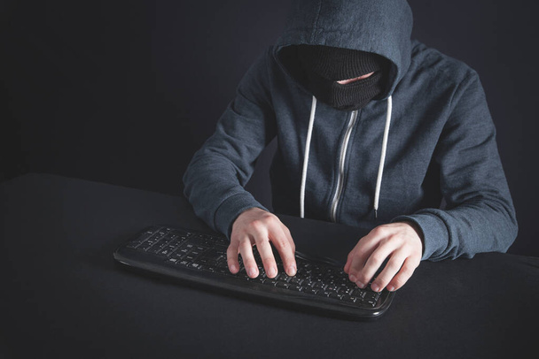 Hacker usando teclado de computador. Sistema de hacking - Foto, Imagem