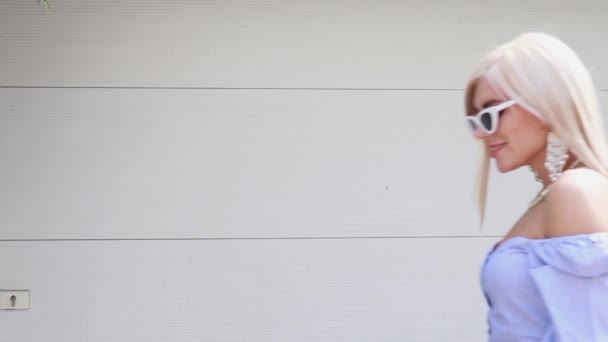 mujer rubia posando al aire libre sobre un fondo blanco
 - Metraje, vídeo