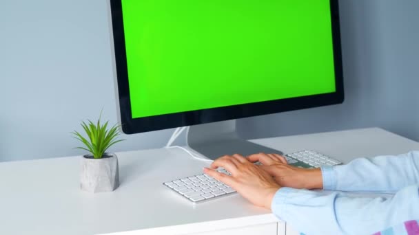 Bilgisayar klavyesinde yazan bir kadın, yeşil ekranlı bir monitör. Krom anahtar. Boşluğu Kopyala. - Video, Çekim