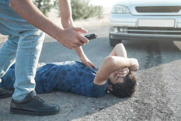 Conductor de coche ayudando a víctima de accidente. Personas, Vida, Conducción de coches
 - Foto, Imagen