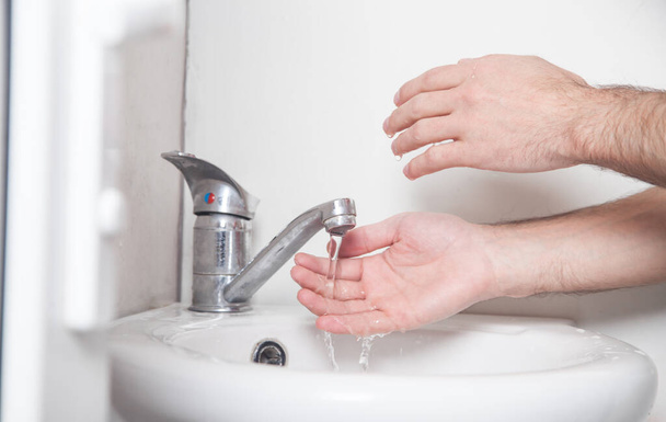 Ο άνθρωπος καθαρίζει τα χέρια. Υγιεινή. Πλένω χέρια - Φωτογραφία, εικόνα