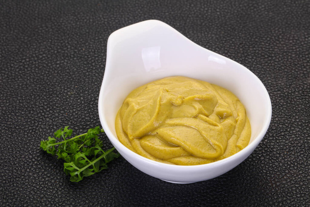 Sauce à la moutarde dans le bol servi persil - Photo, image