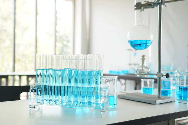 研究室の科学者における試験管,試験管への化学液体,科学と医学研究開発の概念 - 写真・画像