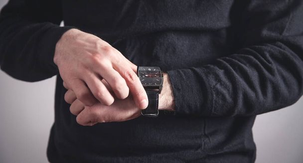 Ένας άντρας που φοράει ρολόι πολυτελείας. Μόδα, τρόπος ζωής - Φωτογραφία, εικόνα