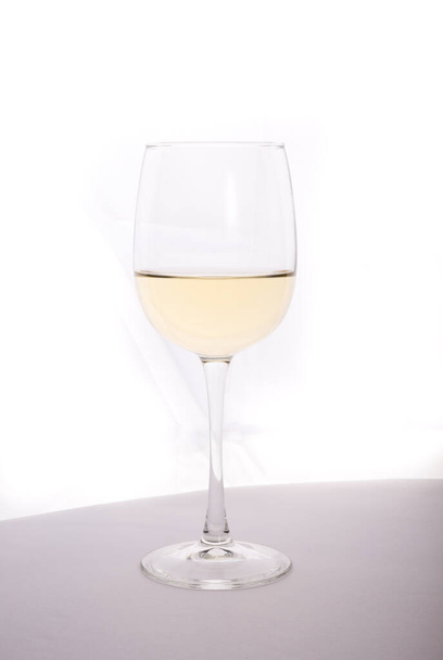 Przezroczysty kieliszek białego wina na stole - Zdjęcie, obraz