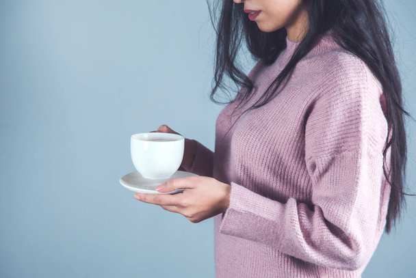 woman hand holding cup of tea or coffee - Zdjęcie, obraz
