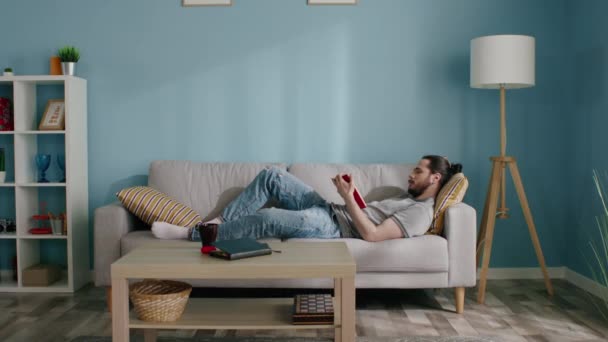 Man Reads Book at Home - Séquence, vidéo