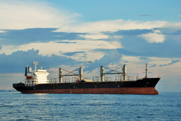 konténerszállító hajó Thaiföldön - Fotó, kép