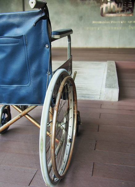 Rampe pour handicapés handicapés en fauteuil roulant
 - Photo, image