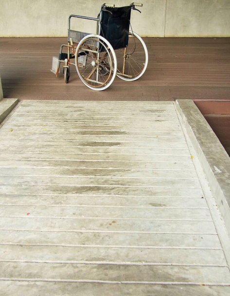 Αναπηρική ράμπα αναπηρικής πολυθρόνας - Φωτογραφία, εικόνα