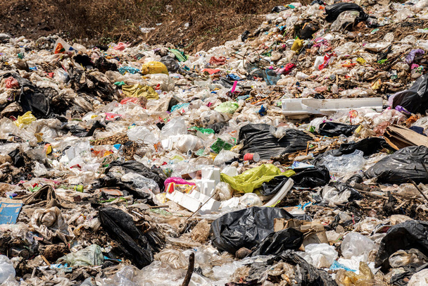 埋立地の自治体のゴミ捨て場。環境汚染. - 写真・画像