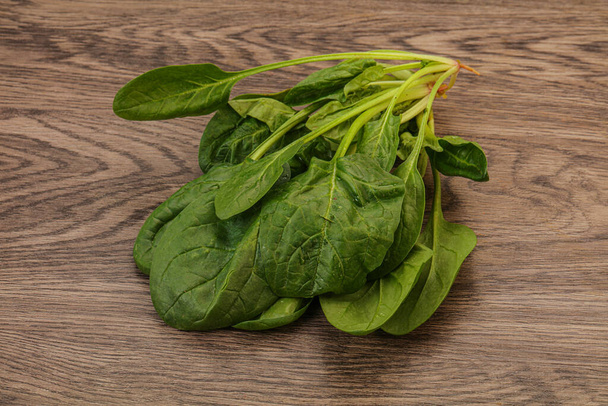 Cocina vegana - Fresco verde hojas de espinaca montón - Foto, Imagen