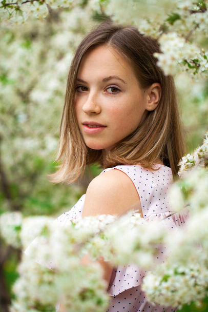 Close up portrait of a young blonde woman posing in spring park - Fotografie, Obrázek