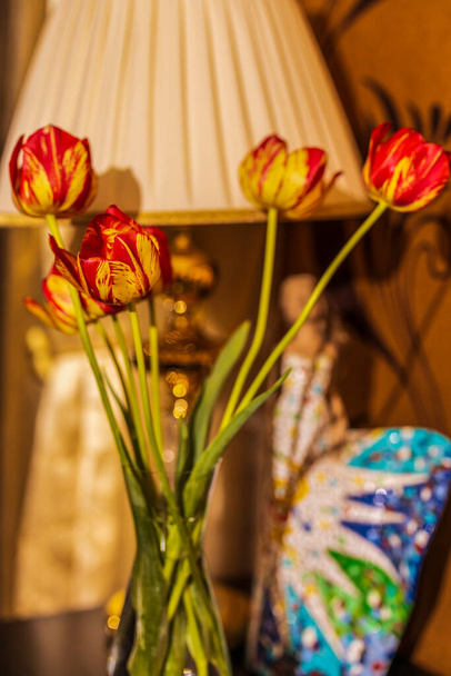 Close up de tulipas murchas em um vaso
 - Foto, Imagem