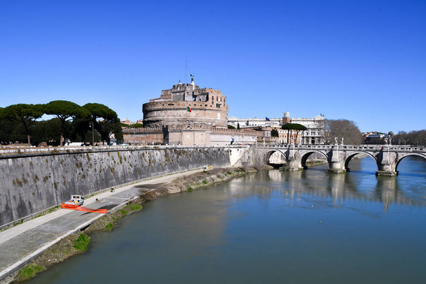Mausoleumi Hadrianuksen Roomassa nähtävyys Italiassa
 - Valokuva, kuva