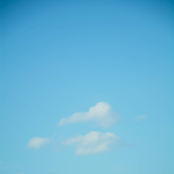 μπλε ουρανός με άσπρα σύννεφα - Φωτογραφία, εικόνα