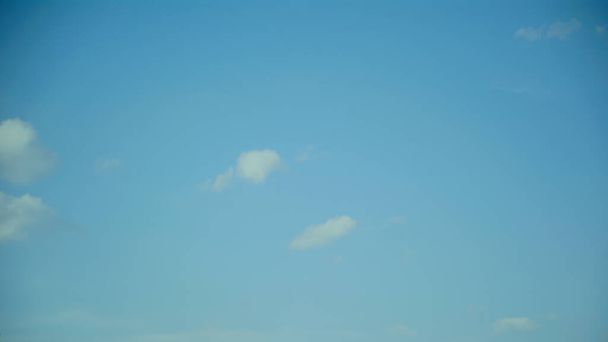 блакитне небо з білими хмарами
 - Фото, зображення