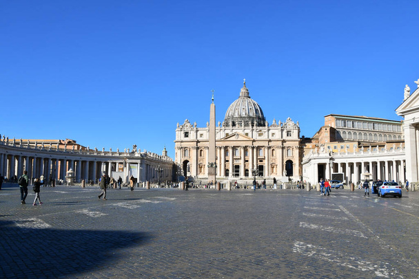 Catedral principal de São Pedro em Roma com alguns turistas. Arquitetura e marco do Papa. Igreja renascentista italiana
. - Foto, Imagem